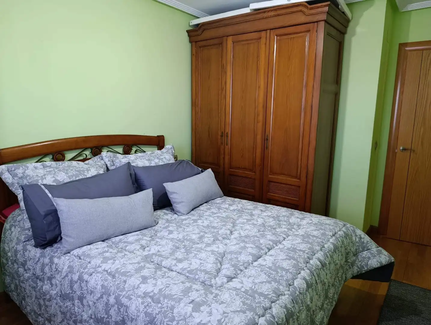 Habitación de Casa adosada en venta en Valverde de la Virgen con Jardín privado, Terraza y Balcón