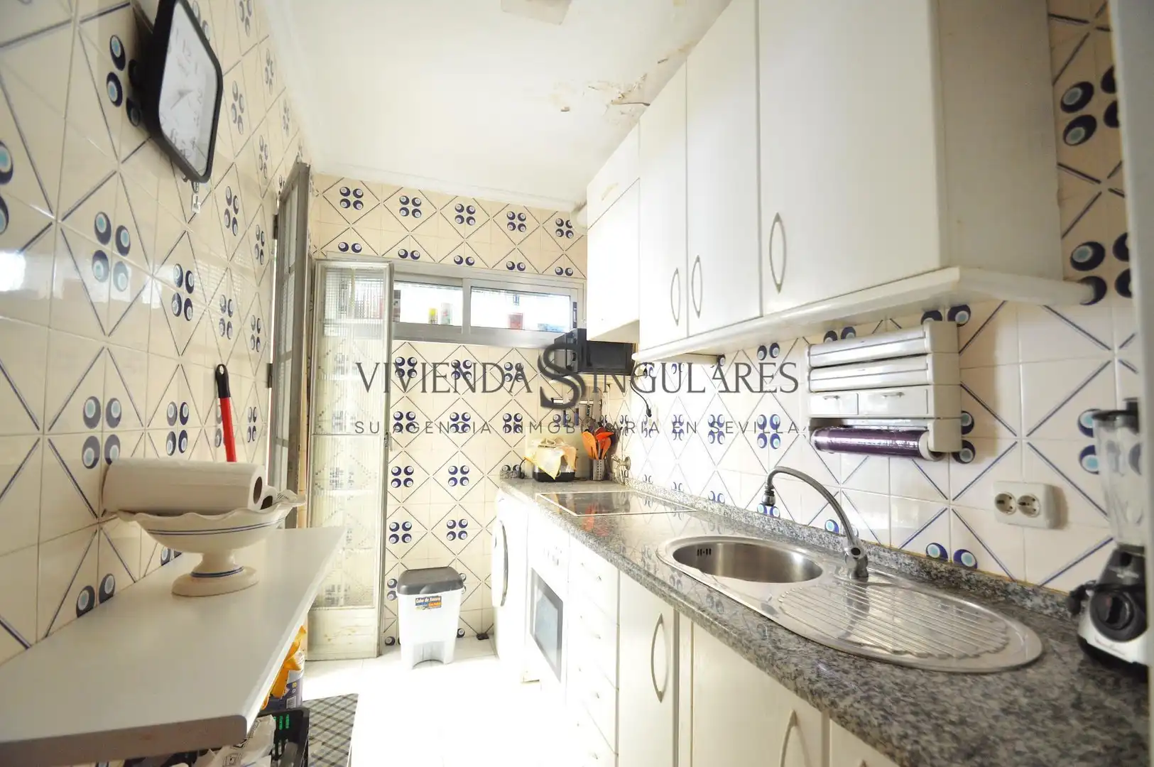 Kitchen of Flat for sale in Sevilla  with Air Conditioner and Storage room