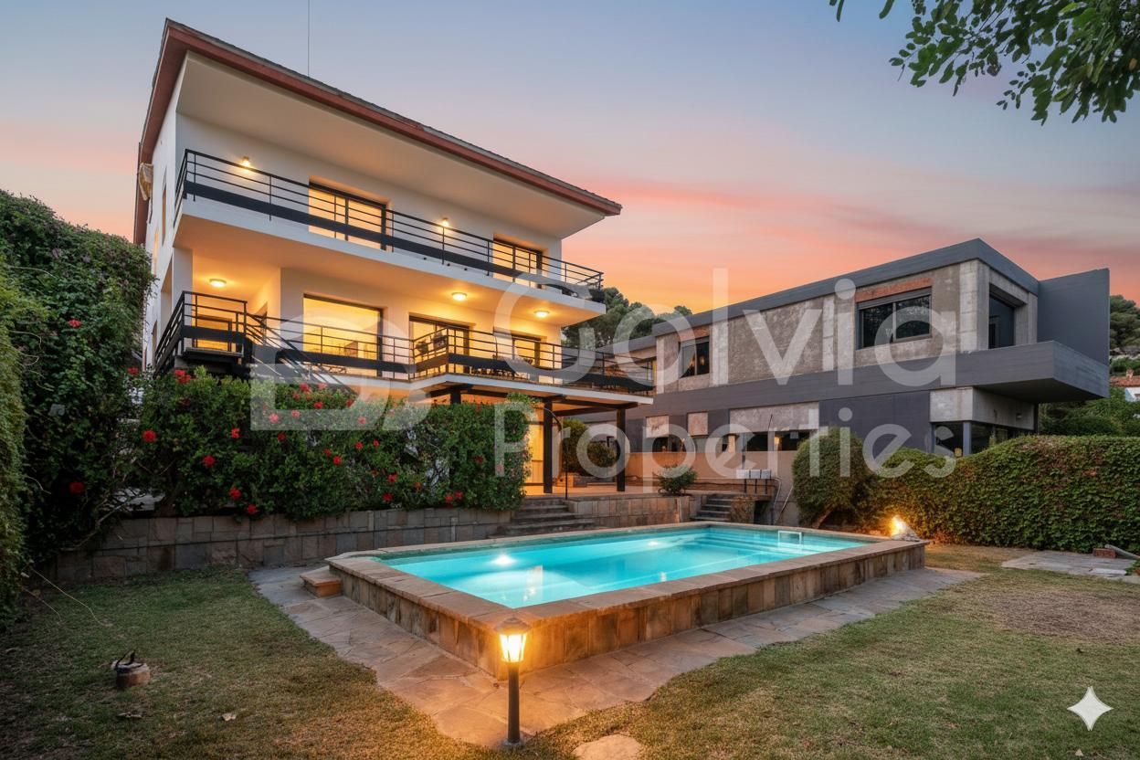 Vista exterior de Casa o xalet en venda en Castelldefels amb Aire condicionat, Jardí privat i Terrassa