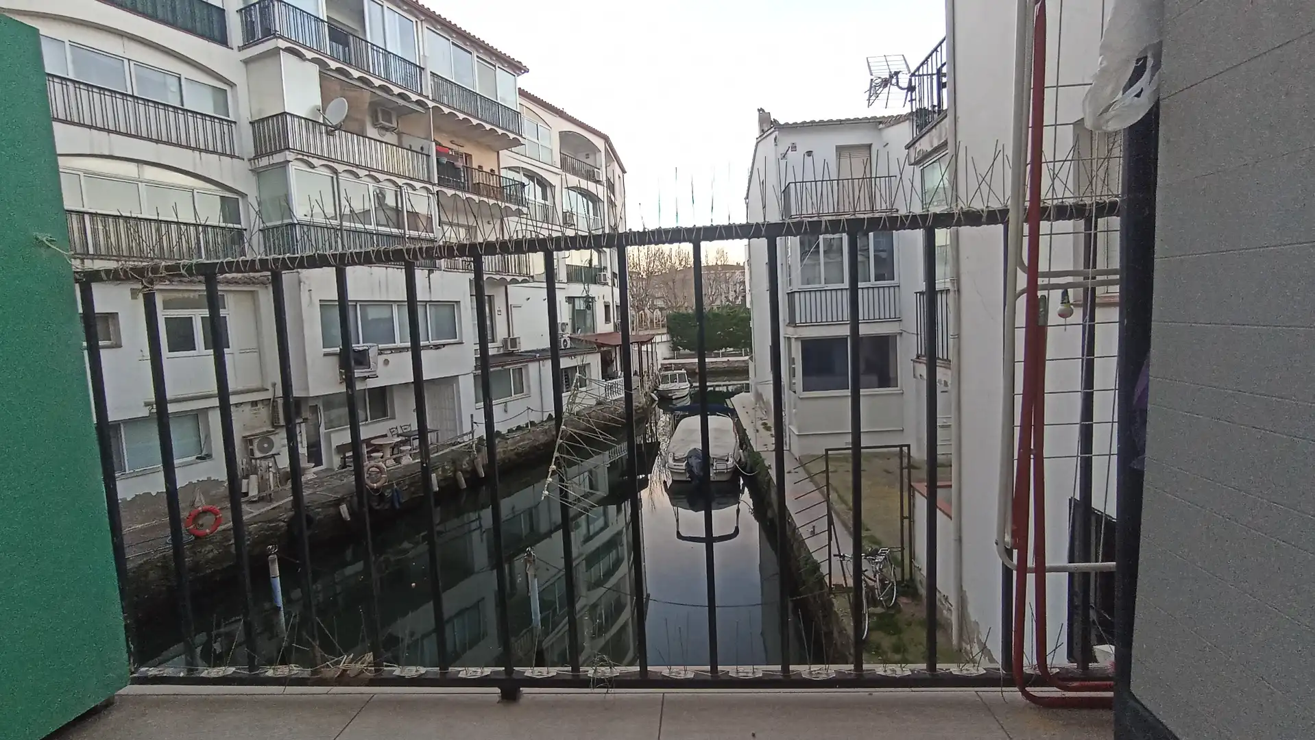 Außenansicht von Wohnung zum Verkauf in Empuriabrava mit Klimaanlage, Heizung und Möbliert