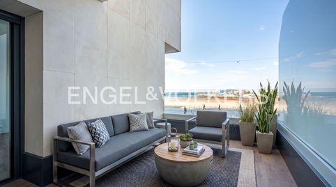 Elegante piso con terraza y vistas frente al mar