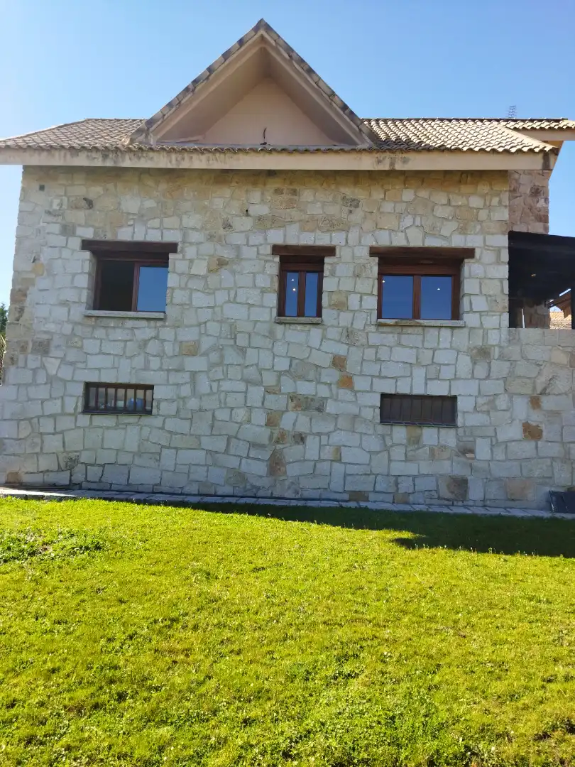 Vista exterior de Casa o xalet en venda en Guadalix de la Sierra amb Jardí privat, Terrassa i Traster