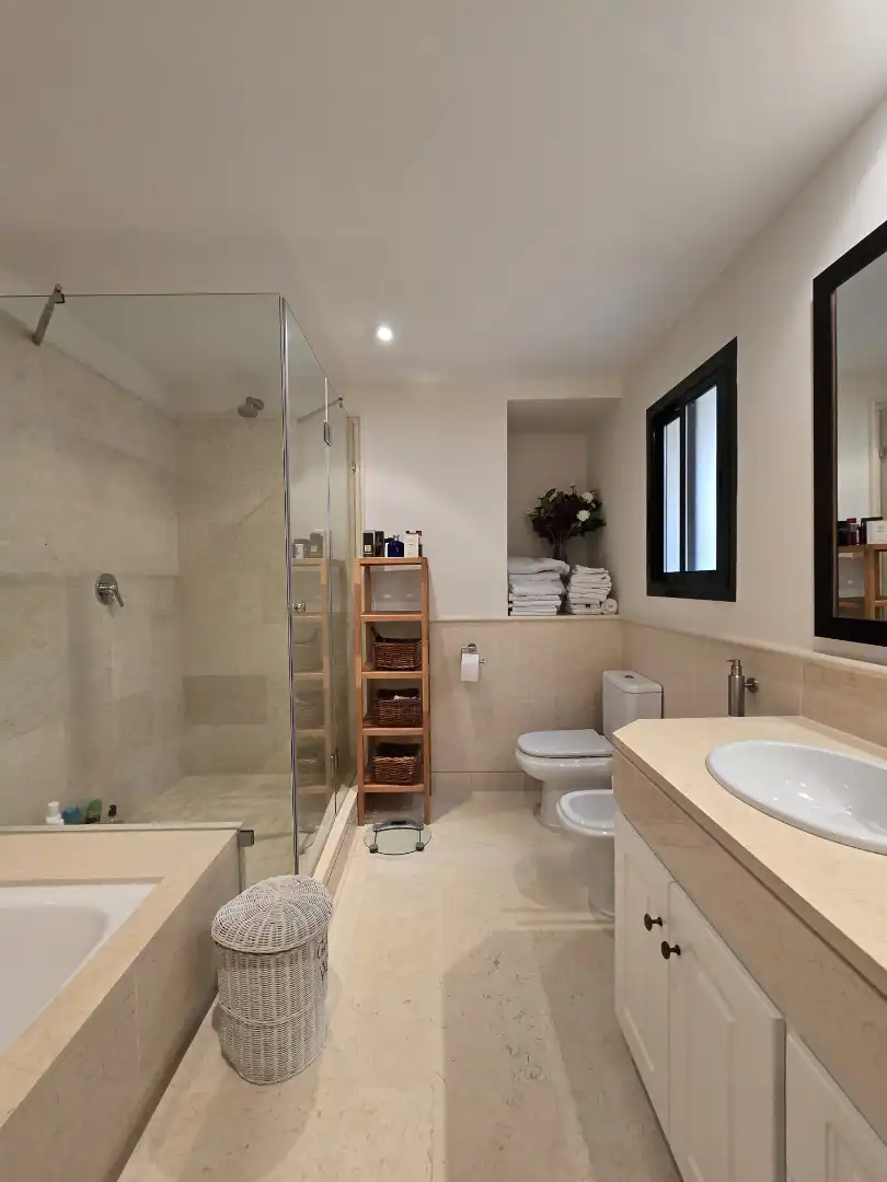 Baño de Piso en venta en Benahavís con Aire acondicionado, Terraza y Trastero
