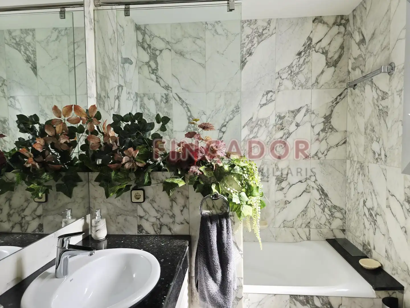 Badezimmer von Maisonette zum Verkauf in Barcelona mit Klimaanlage, Heizung und Parkett