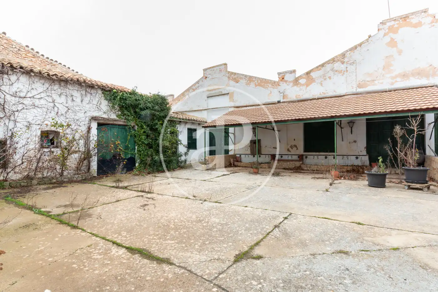 Vista exterior de Finca rústica en venda en Utiel amb Calefacció, Terrassa i Traster