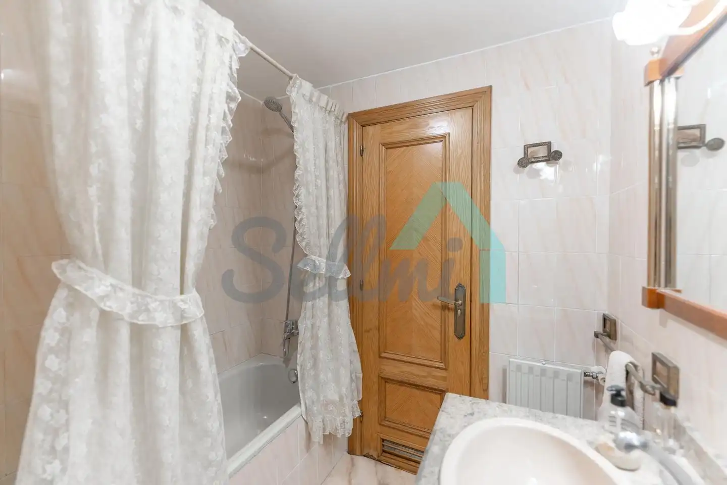 Baño de Piso de alquiler en Oviedo  con Calefacción, Parquet y Terraza