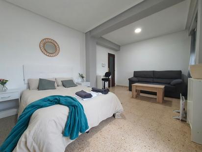 Bedroom of Flat to share in  Valencia Capital  with Washing machine and Balcony