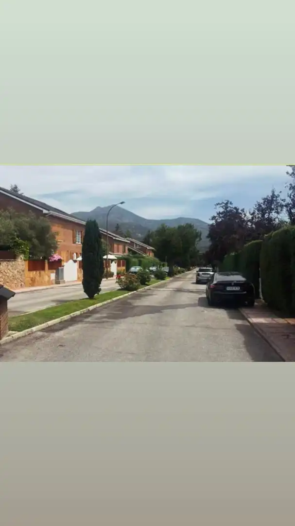 Vista exterior de Casa o xalet en venda en Becerril de la Sierra amb Aire condicionat, Calefacció i Jardí privat