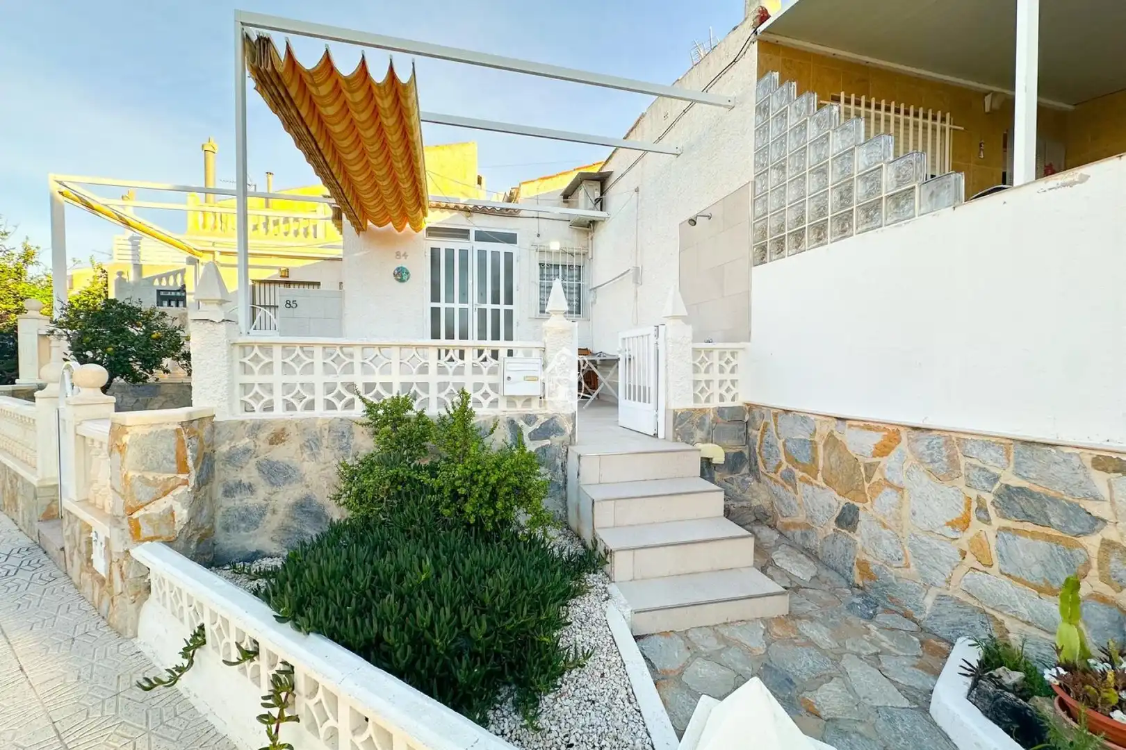 Vista exterior de Casa o xalet de lloguer en Guardamar del Segura amb Aire condicionat, Terrassa i Piscina