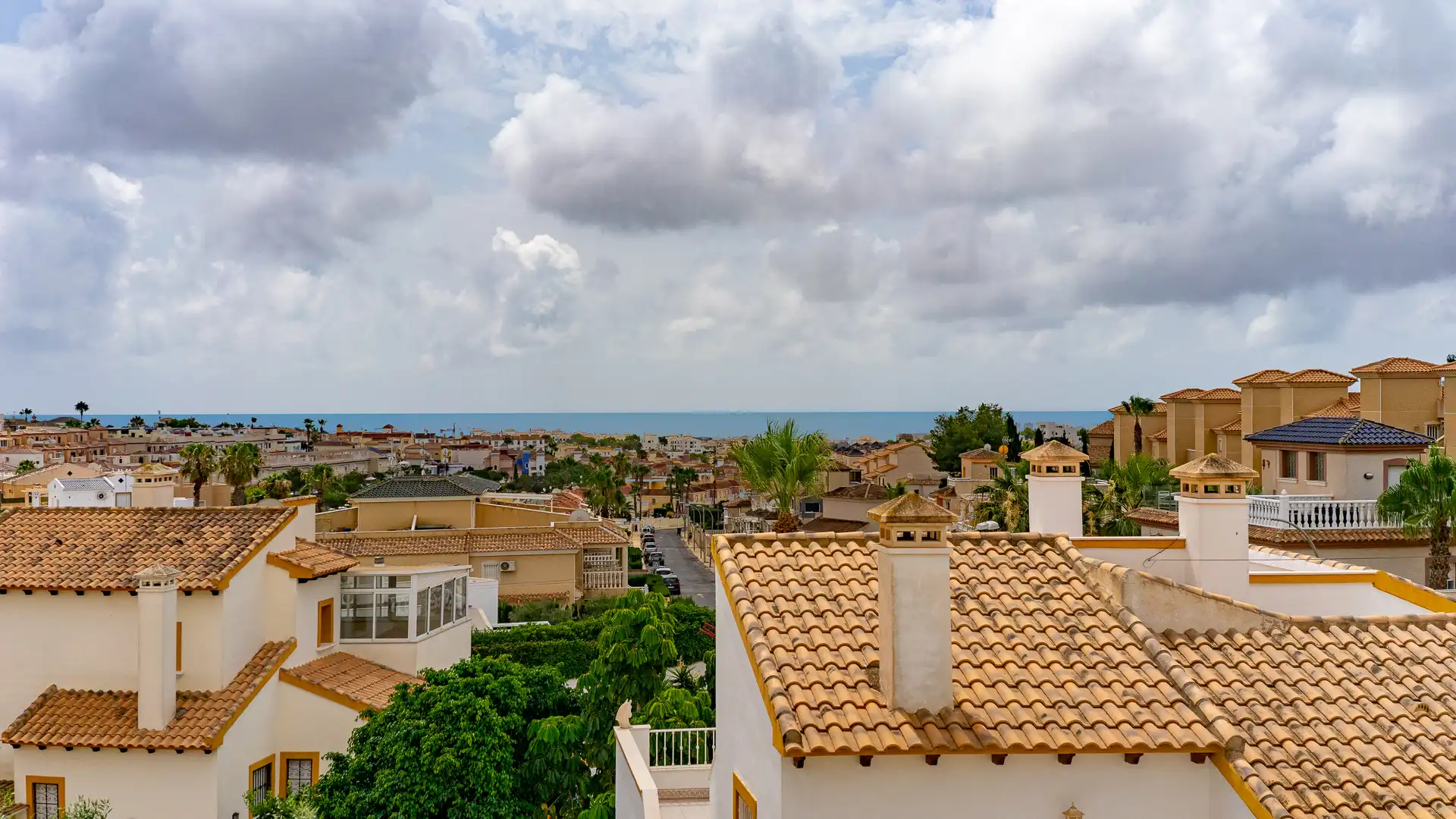 Vista exterior de Casa o xalet en venda en San Miguel de Salinas amb Aire condicionat, Jardí privat i Terrassa