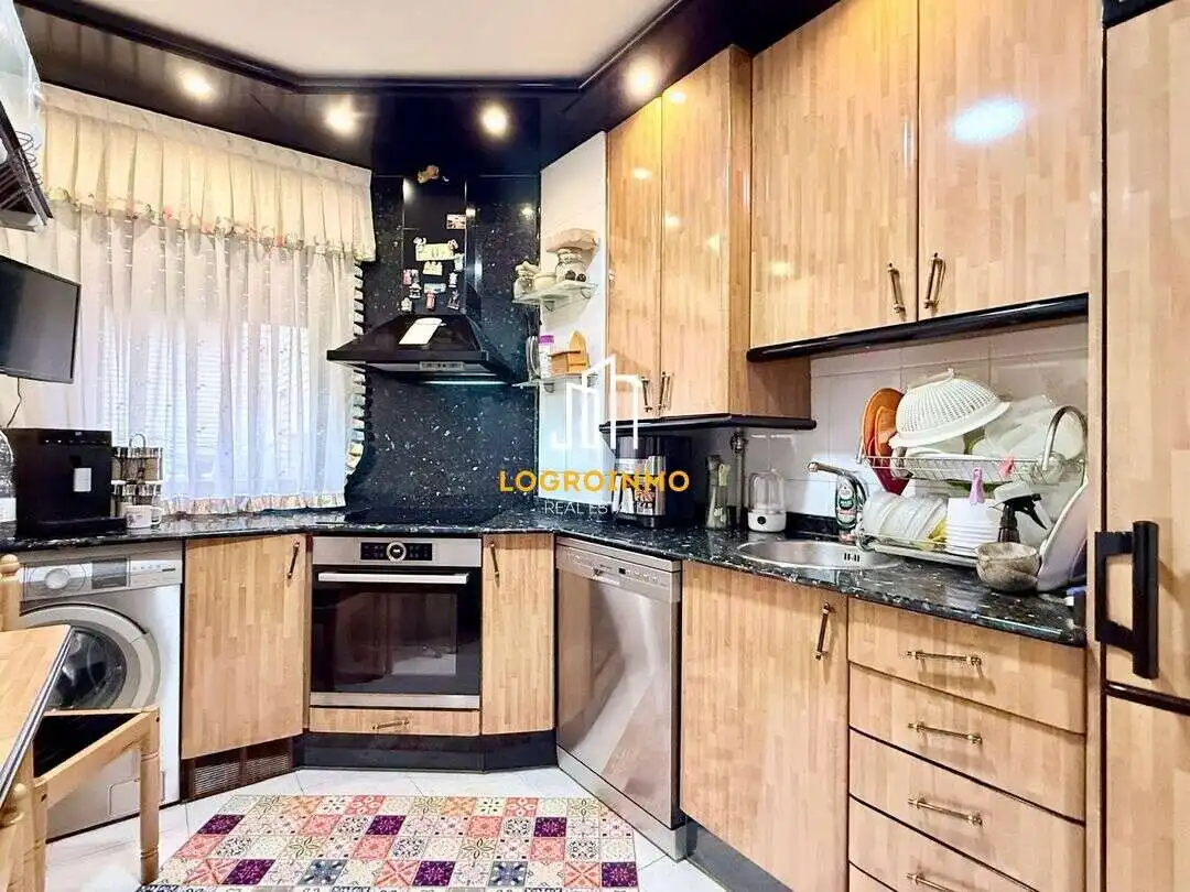 Cuina de Pis en venda en  Logroño amb Calefacció, Traster i Moblat