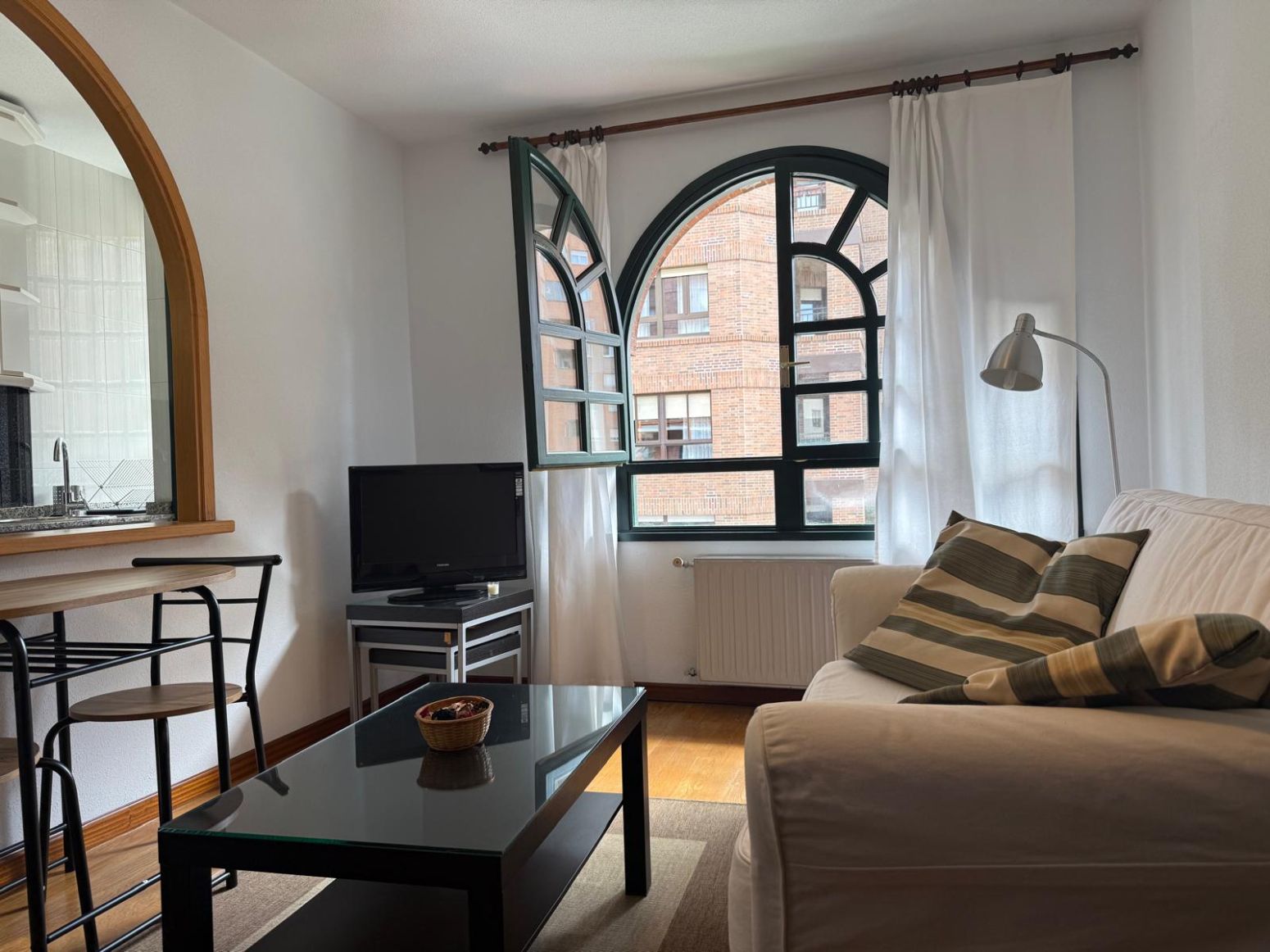 Sala d'estar de Pis de lloguer en Gijón  amb Calefacció, Parquet i Moblat