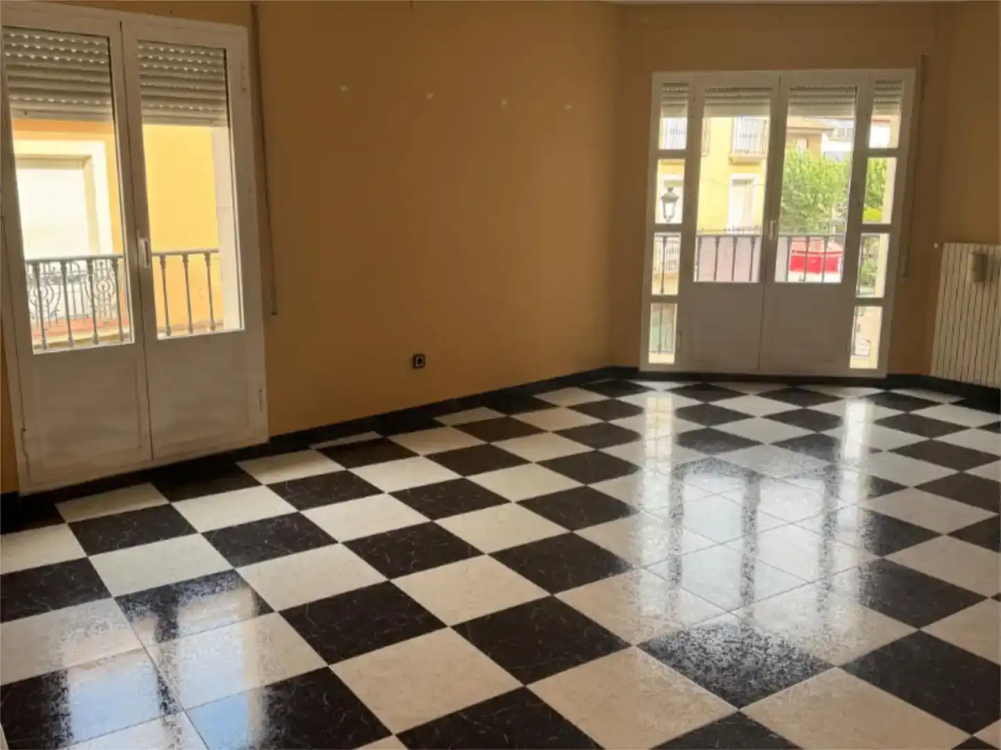 Sala d'estar de Pis en venda en San Clemente amb Balcó