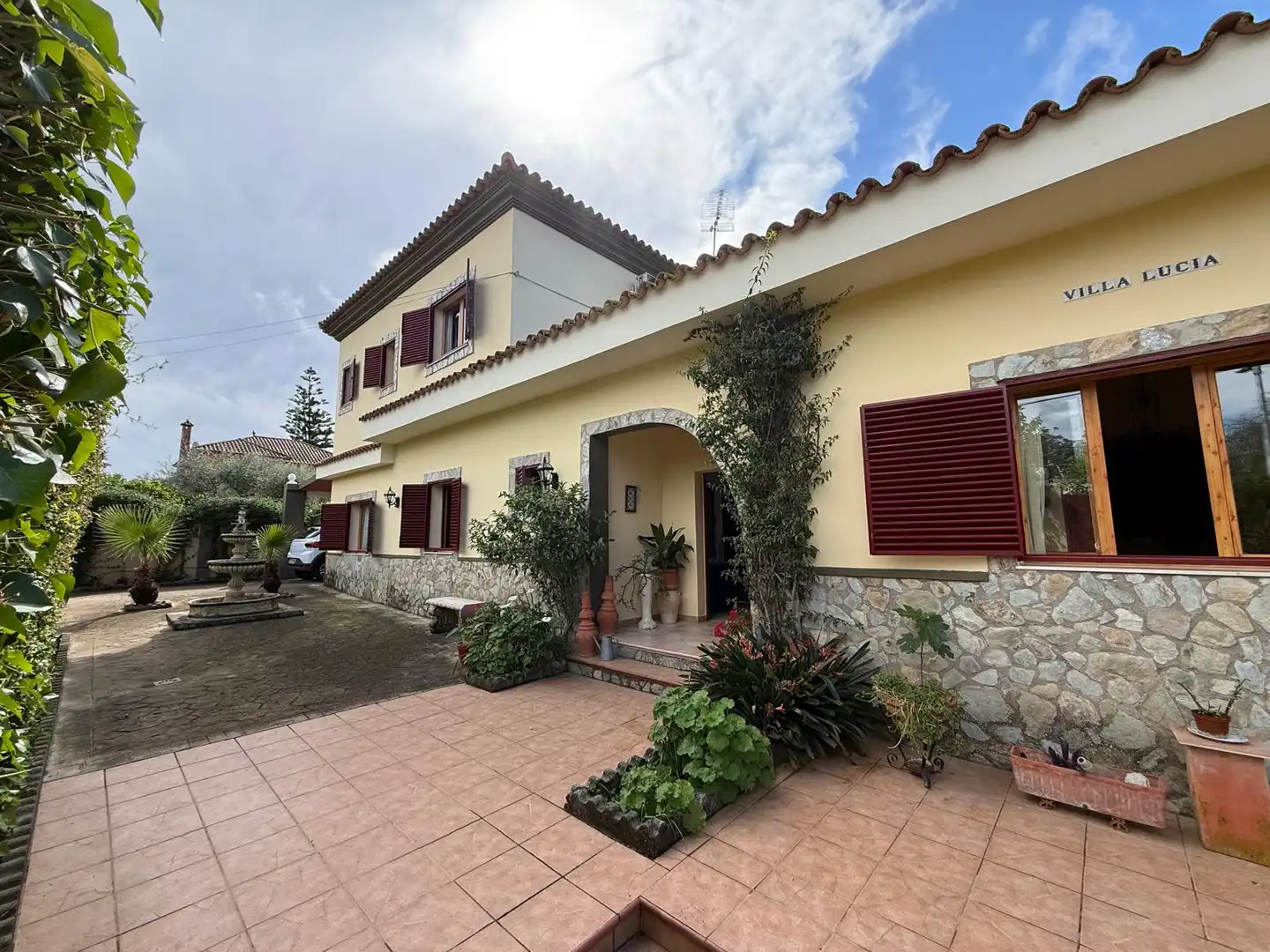 Vista exterior de Casa o chalet en venta en Alcalá de Guadaira con Aire acondicionado, Calefacción y Jardín privado