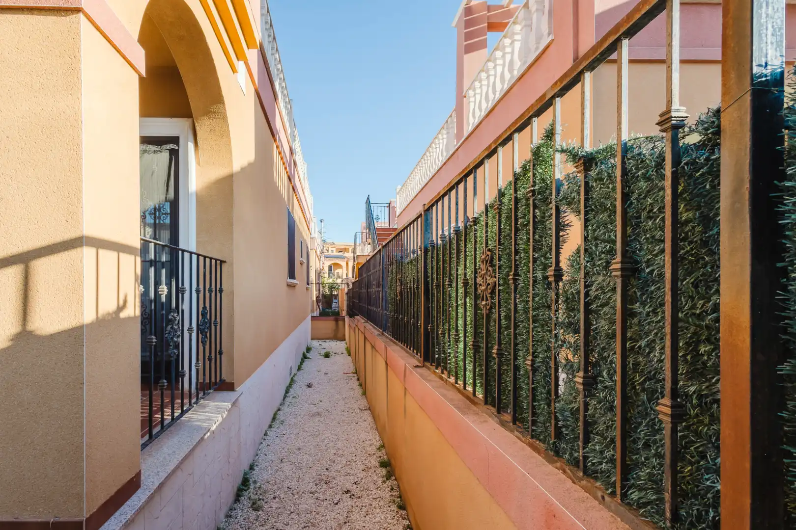 Vista exterior de Casa o xalet en venda en Torrevieja amb Aire condicionat, Jardí privat i Terrassa