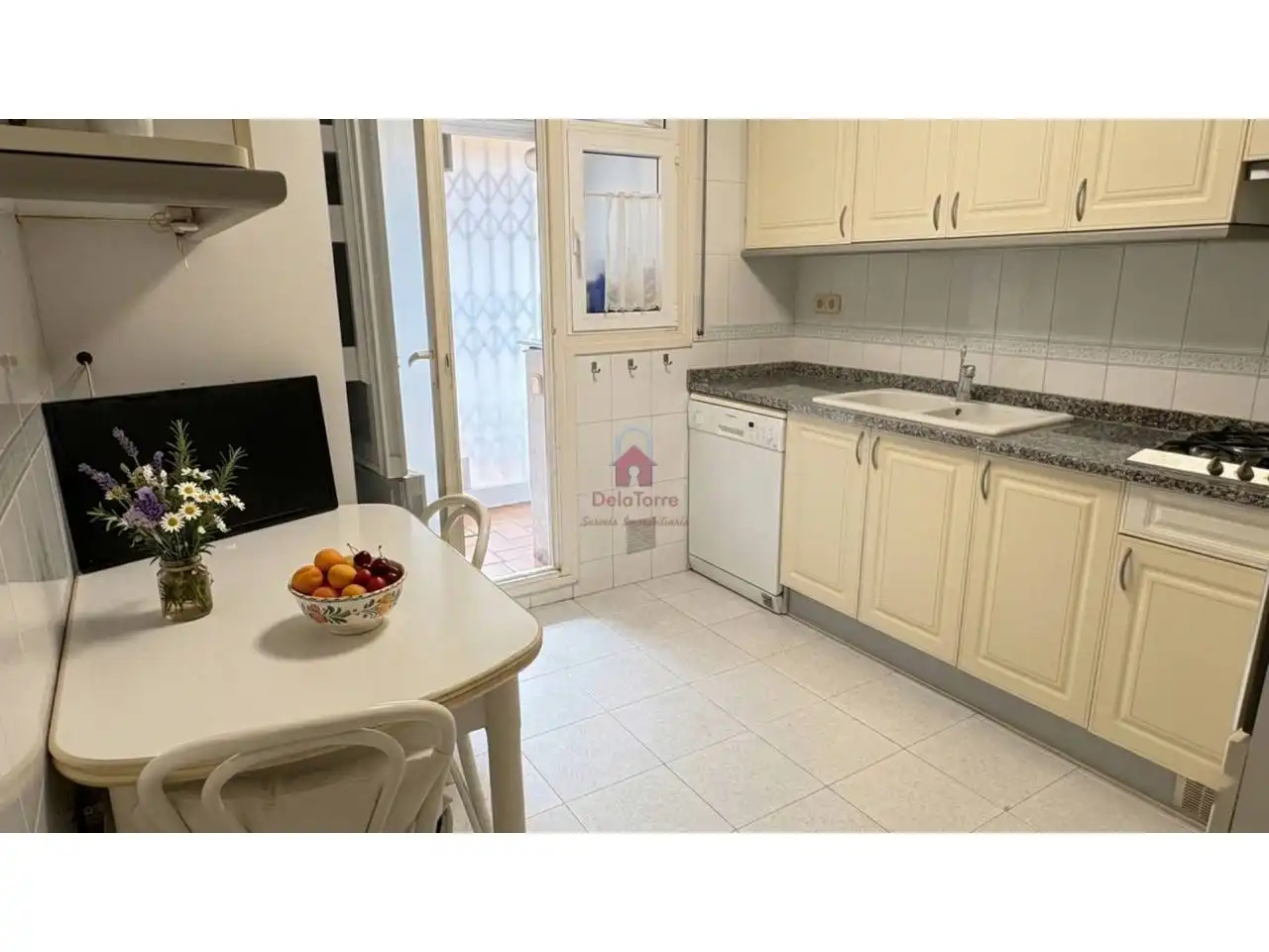 Küche von Wohnung zum Verkauf in Terrassa mit Klimaanlage, Heizung und Balkon