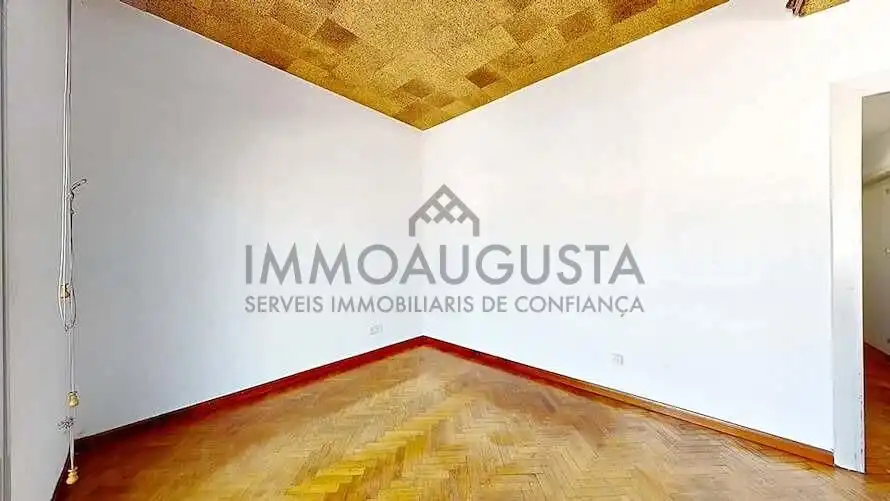 Vista exterior de Pis en venda en Barcelona amb Parquet i Terrassa