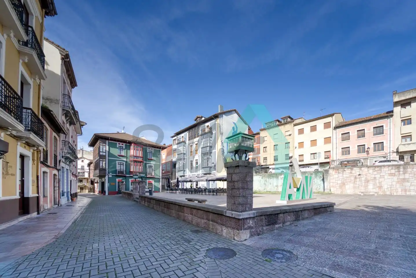 Außenansicht von Gebäude zum Verkauf in Nava