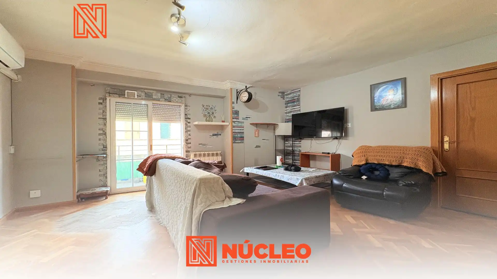 Living room of Flat for sale in Zaragoza  with Air Conditioner, Heating and Furnished