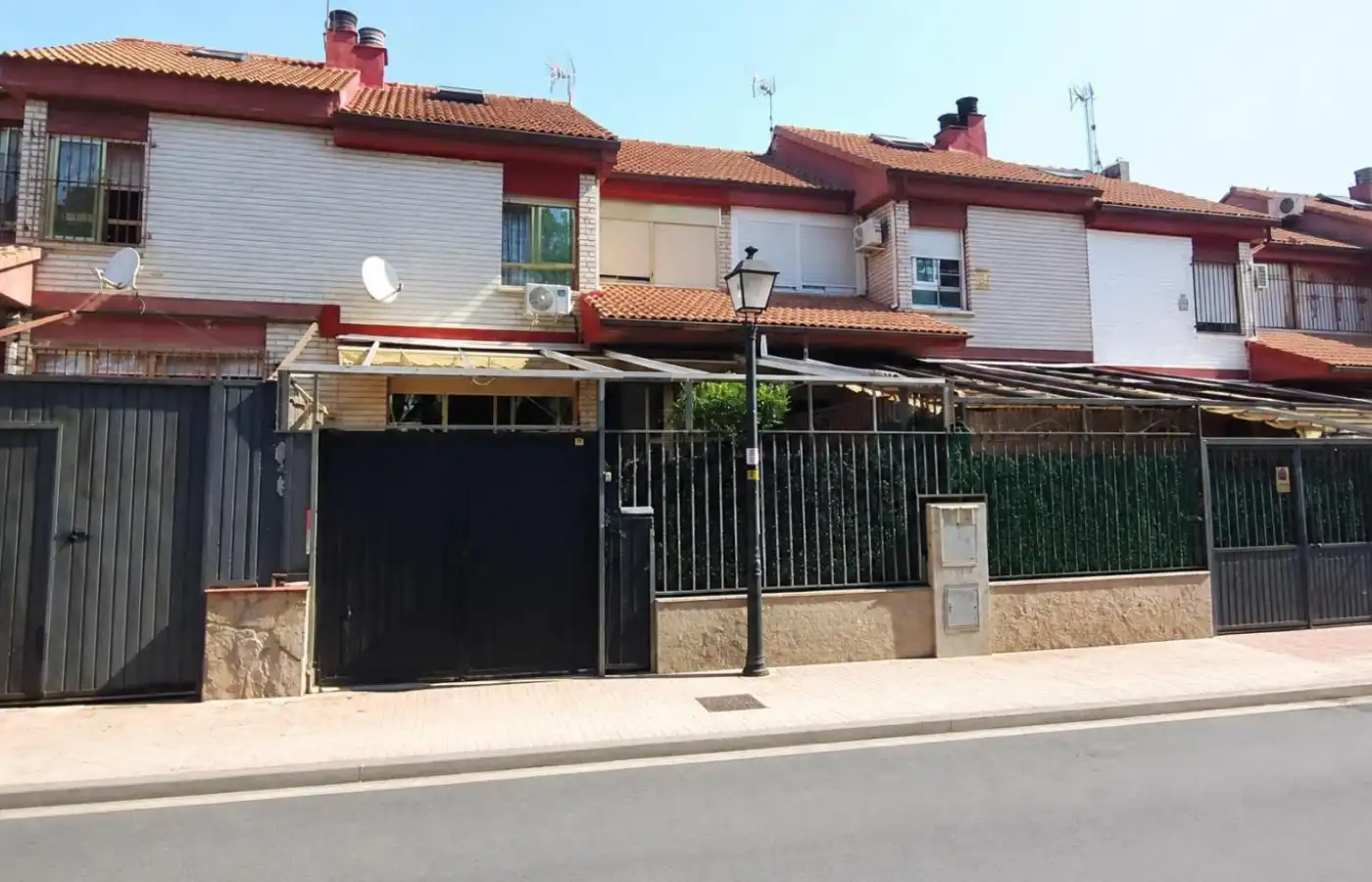 Vista exterior de Casa adosada en venda en Daganzo de Arriba amb Aire condicionat, Jardí privat i Terrassa