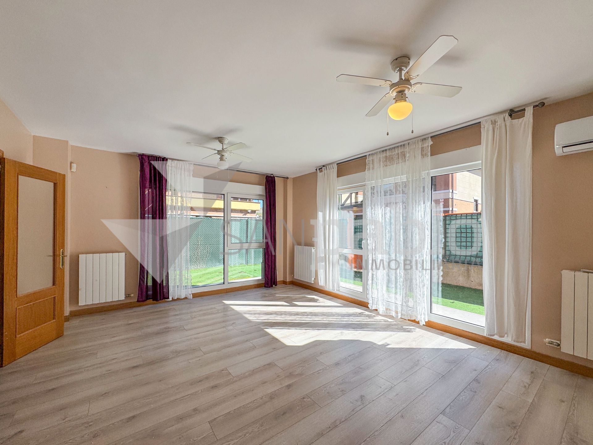 Living room of Single-family semi-detached for sale in Burgos Capital  with Heating, Private garden and Storage room