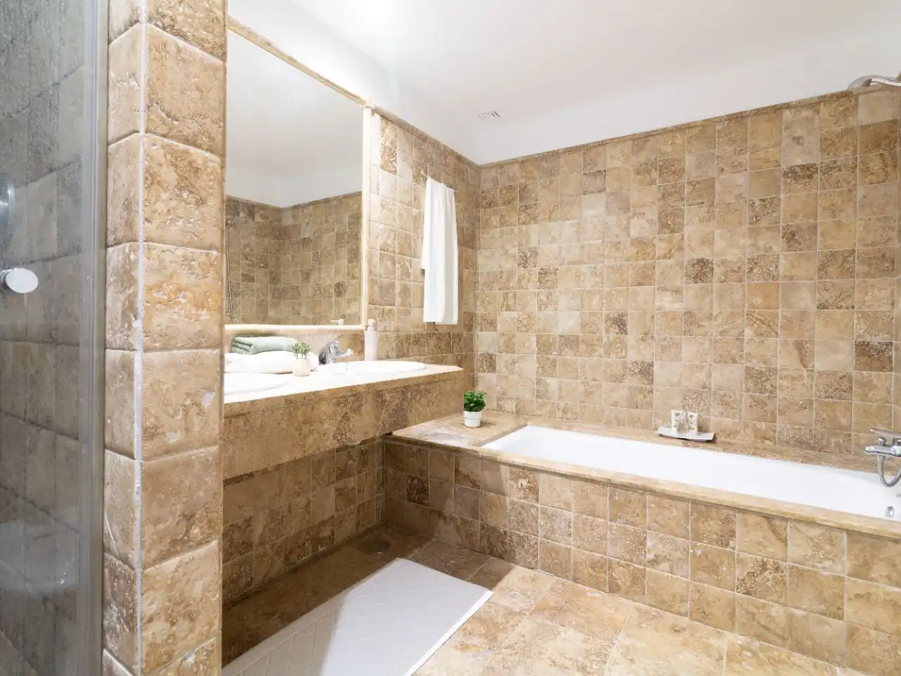 Bathroom of Flat for sale in Estepona  with Air Conditioner, Private garden and Terrace