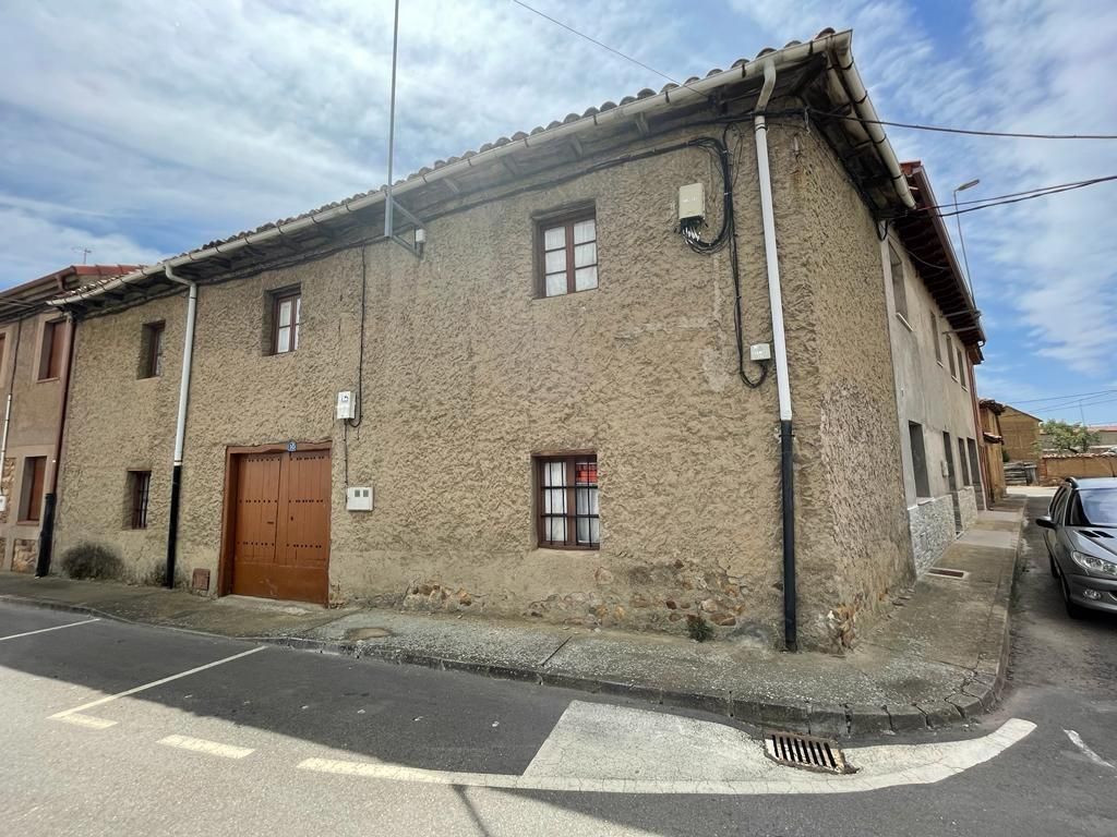 Außenansicht von Country house zum verkauf in Sariegos mit Privatgarten