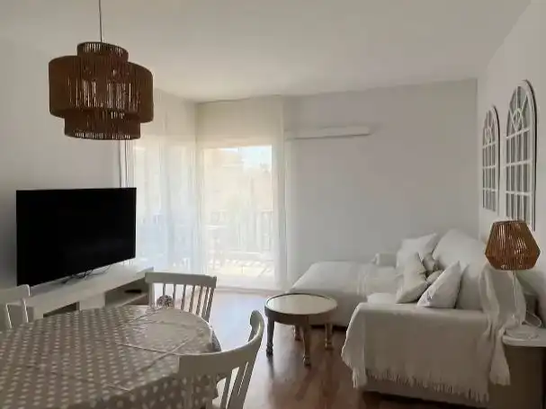 Sala d'estar de Àtic de lloguer en El Vendrell amb Aire condicionat, Parquet i Piscina