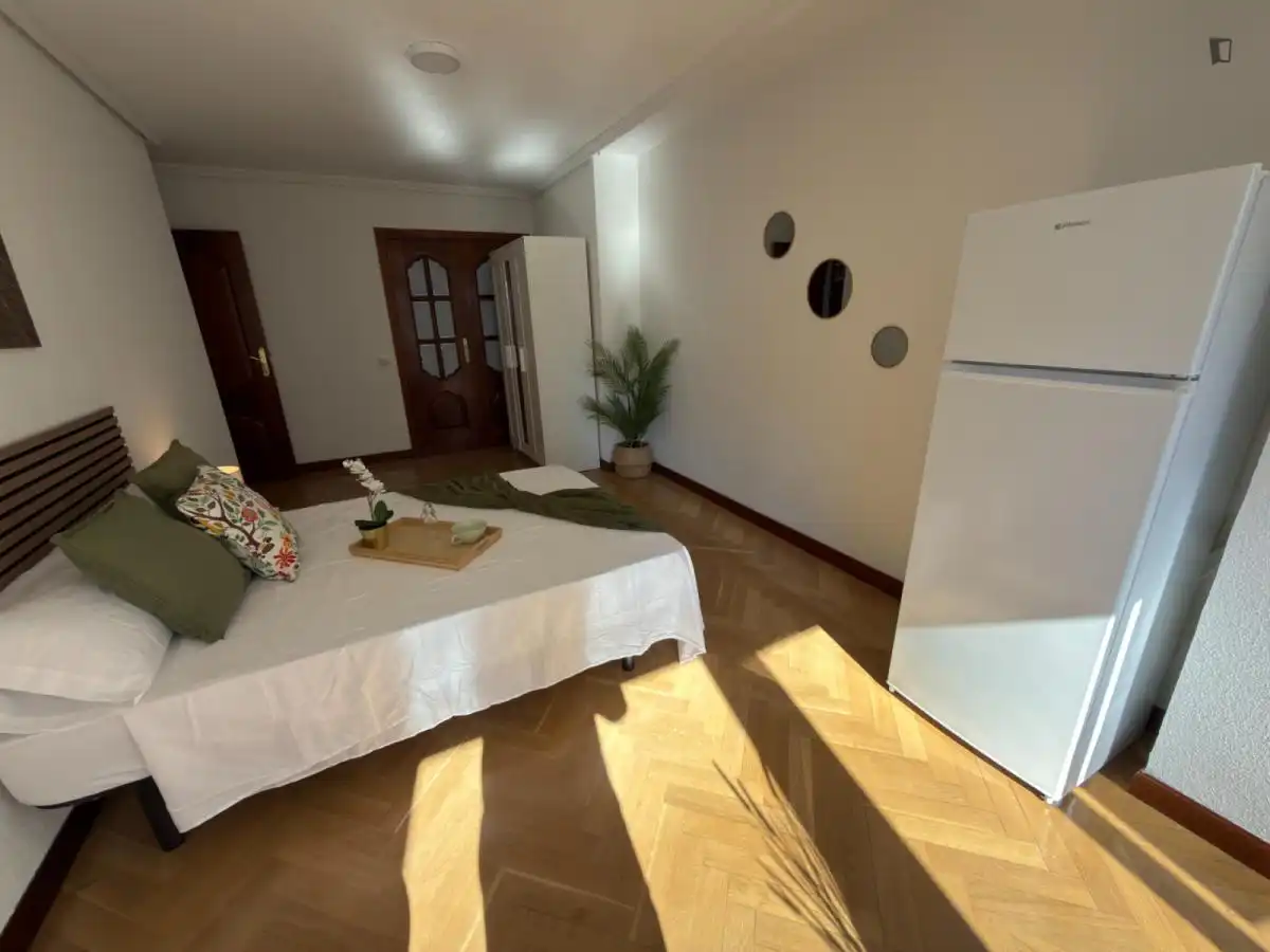 Dormitori de Apartament per a compartir en Madrid amb Calefacció, Moblat i Internet