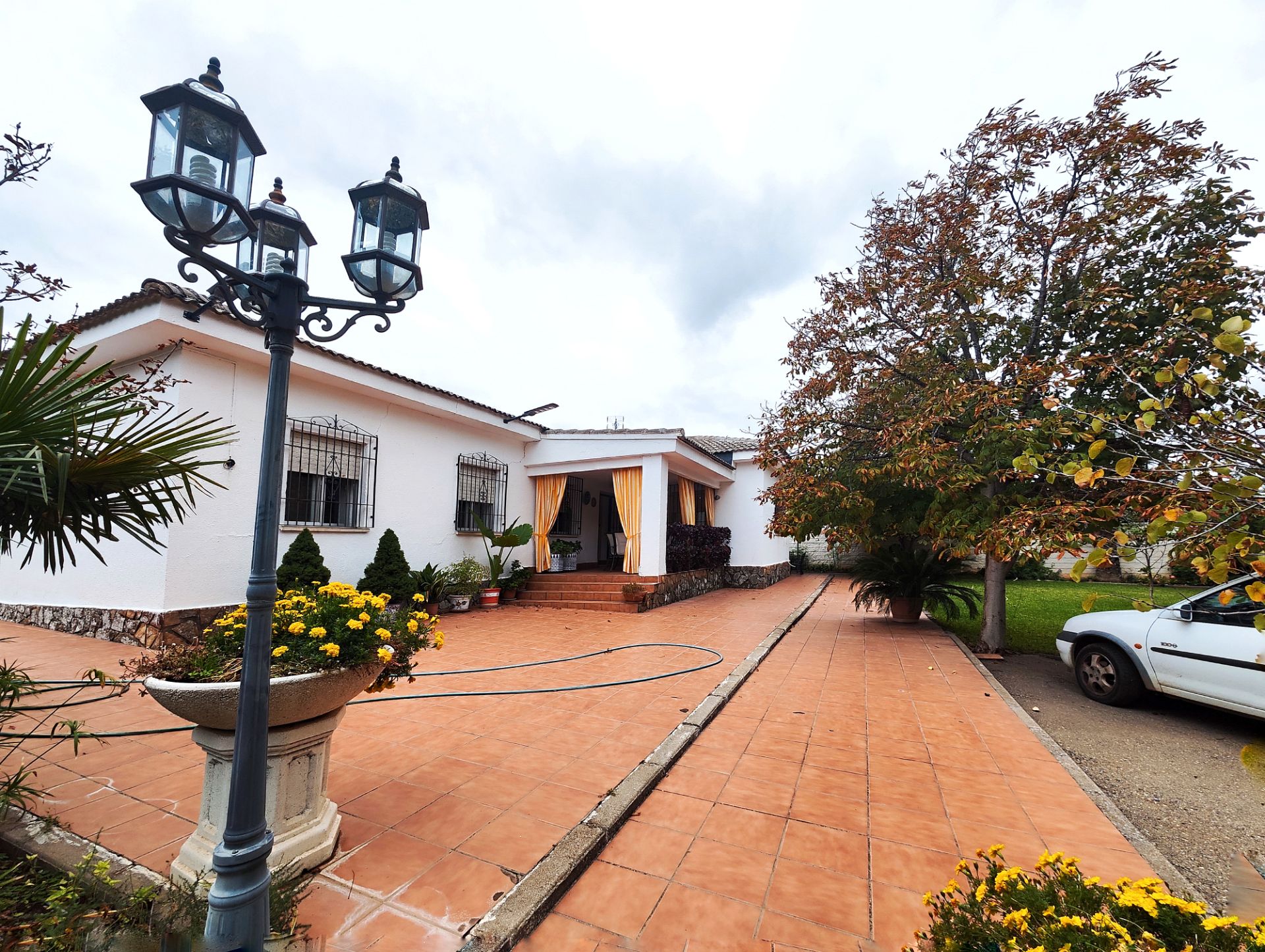 Vista exterior de Casa o xalet en venda en Puertollano amb Aire condicionat, Calefacció i Jardí privat