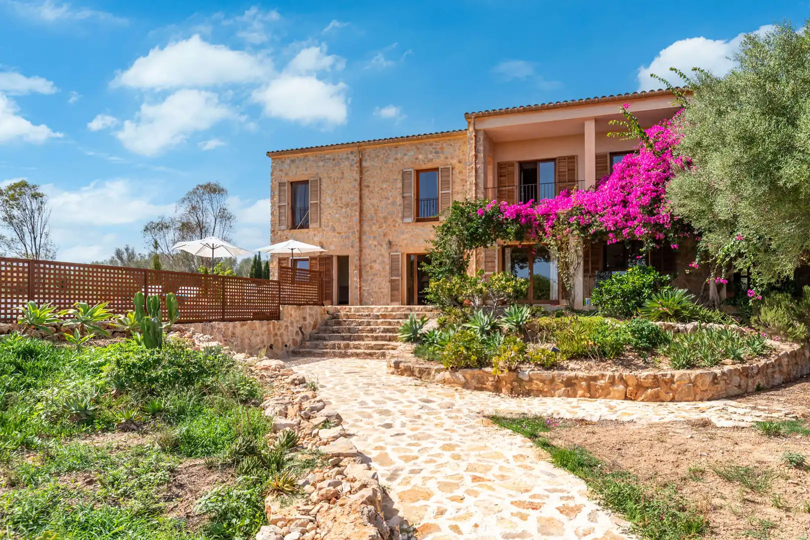 Vista exterior de Finca rústica en venda en Sant Llorenç des Cardassar amb Aire condicionat, Terrassa i Moblat