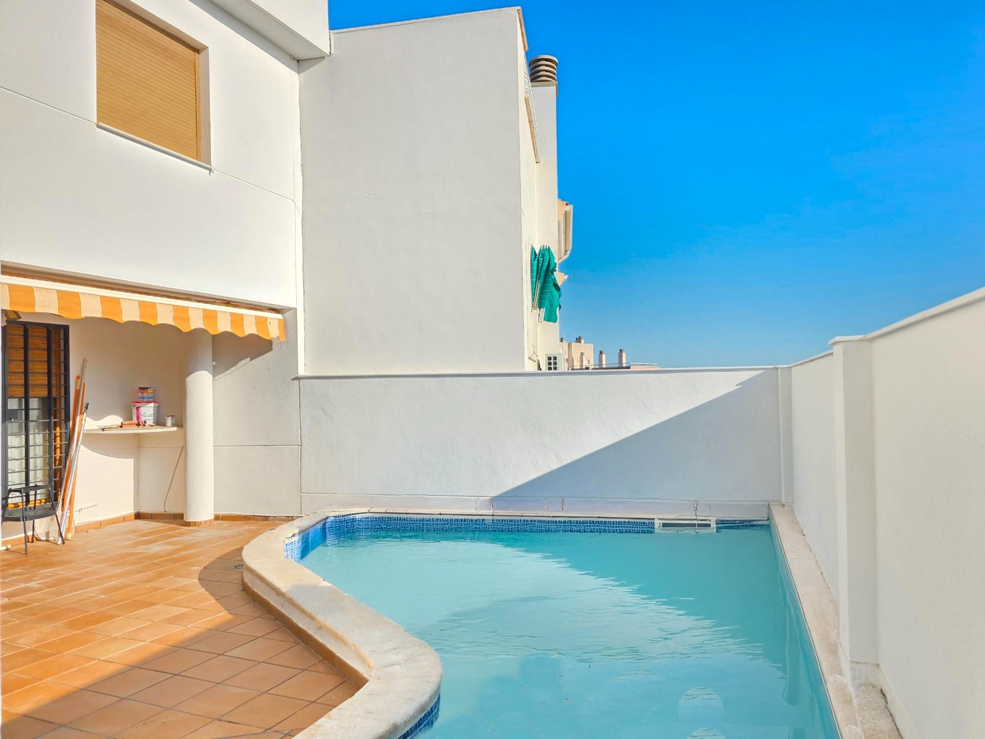 Piscina de Casa adosada en venda en  Jaén Capital amb Aire condicionat, Calefacció i Jardí privat