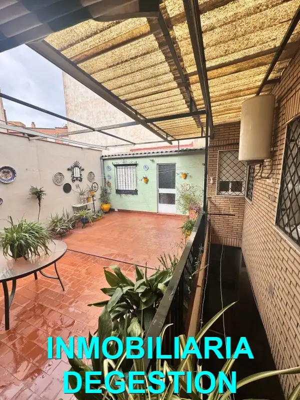Adossat amb terrassa en venda a Calle Áurea Galindo