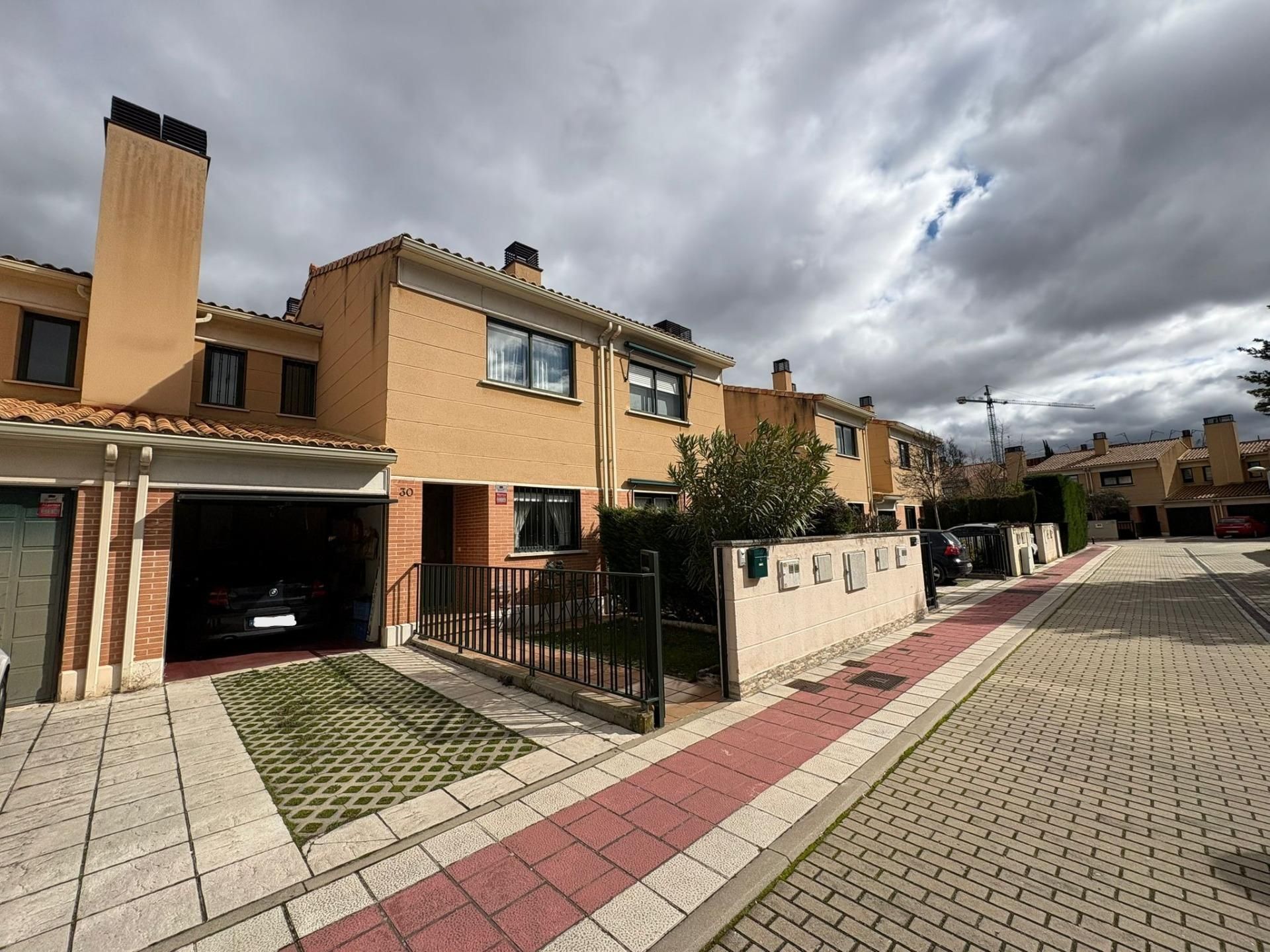 Vista exterior de Casa adosada en venda en Valladolid Capital amb Calefacció, Jardí privat i Traster