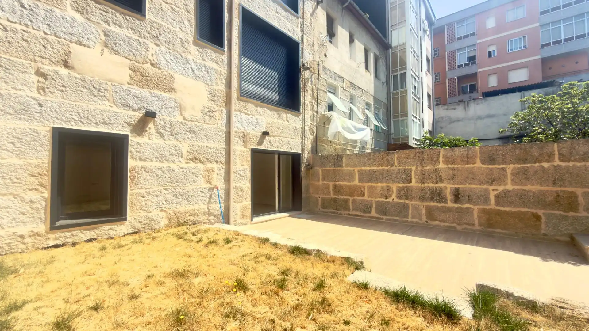 Vista exterior de Planta baja en venta en Ourense Capital  con Calefacción, Jardín privado y Terraza