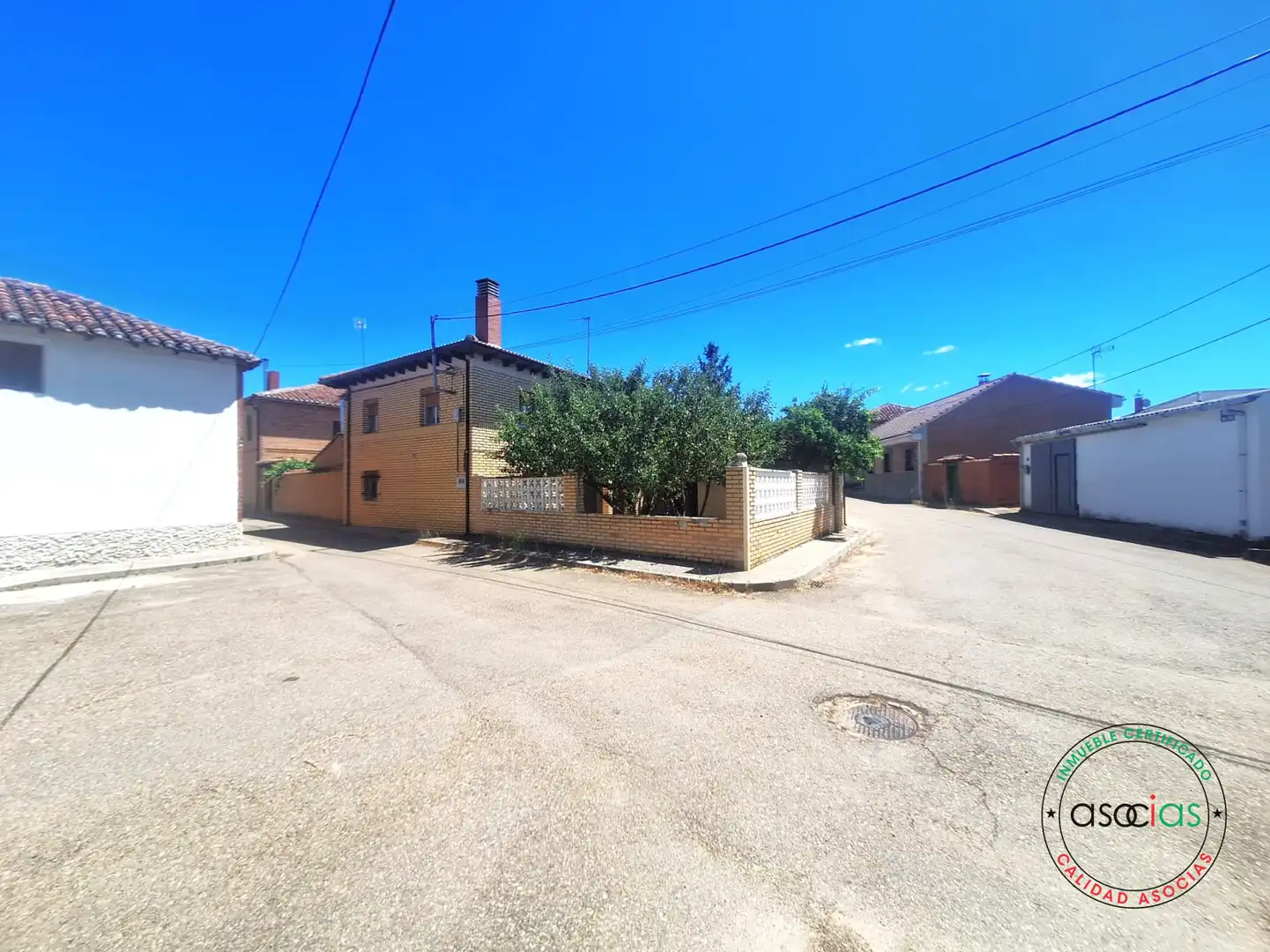 Vista exterior de Casa o xalet en venda en Villazanzo de Valderaduey amb Jardí privat, Terrassa i Moblat