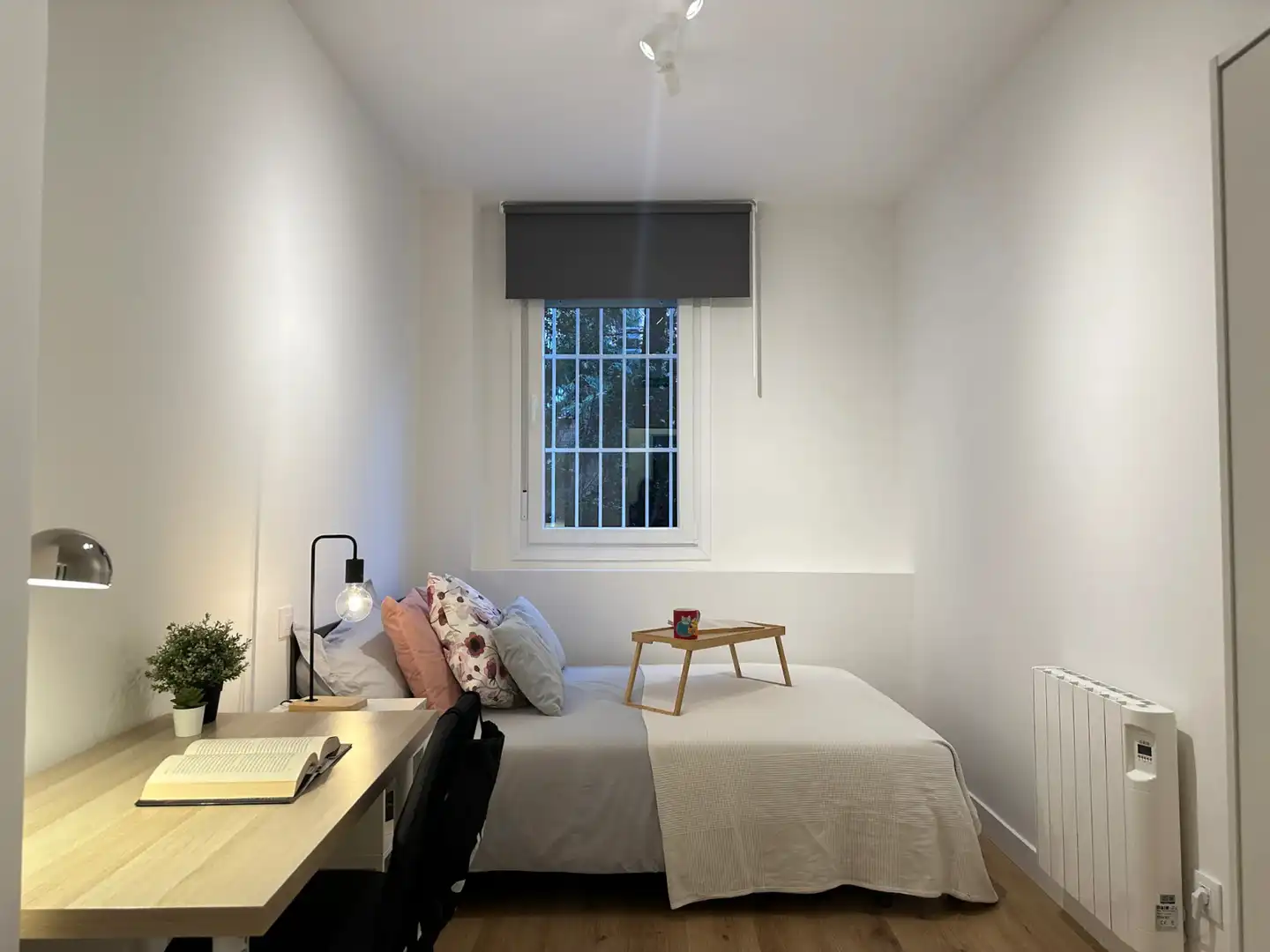 Bedroom of Flat for share in Bellavistas - Hipercor