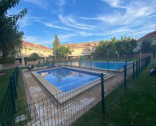 Schwimmbecken von Einfamilien-Reihenhaus miete in  Albacete Capital mit Klimaanlage, Heizung und Privatgarten