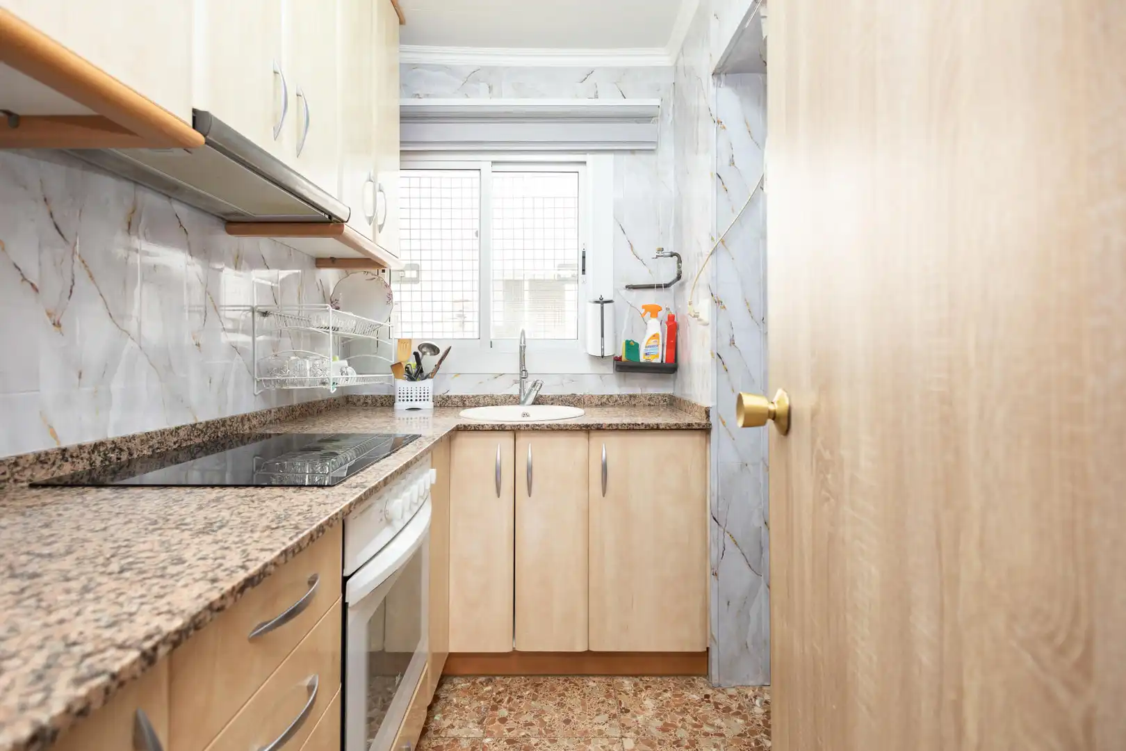 Küche von Wohnung zum Verkauf in Sant Boi de Llobregat mit Klimaanlage, Ofen und Balkon