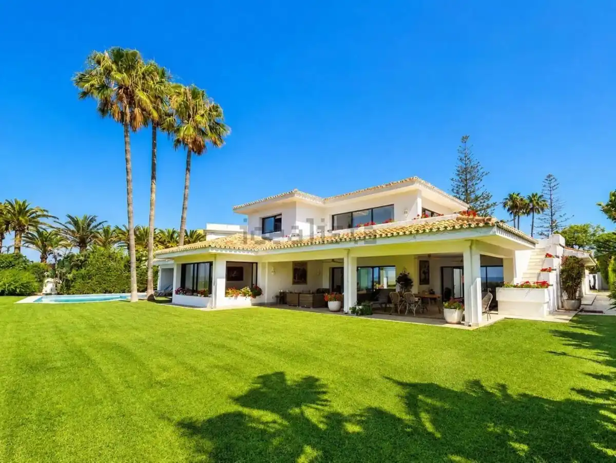 Vista exterior de Casa o xalet de lloguer en Estepona amb Aire condicionat, Jardí privat i Terrassa