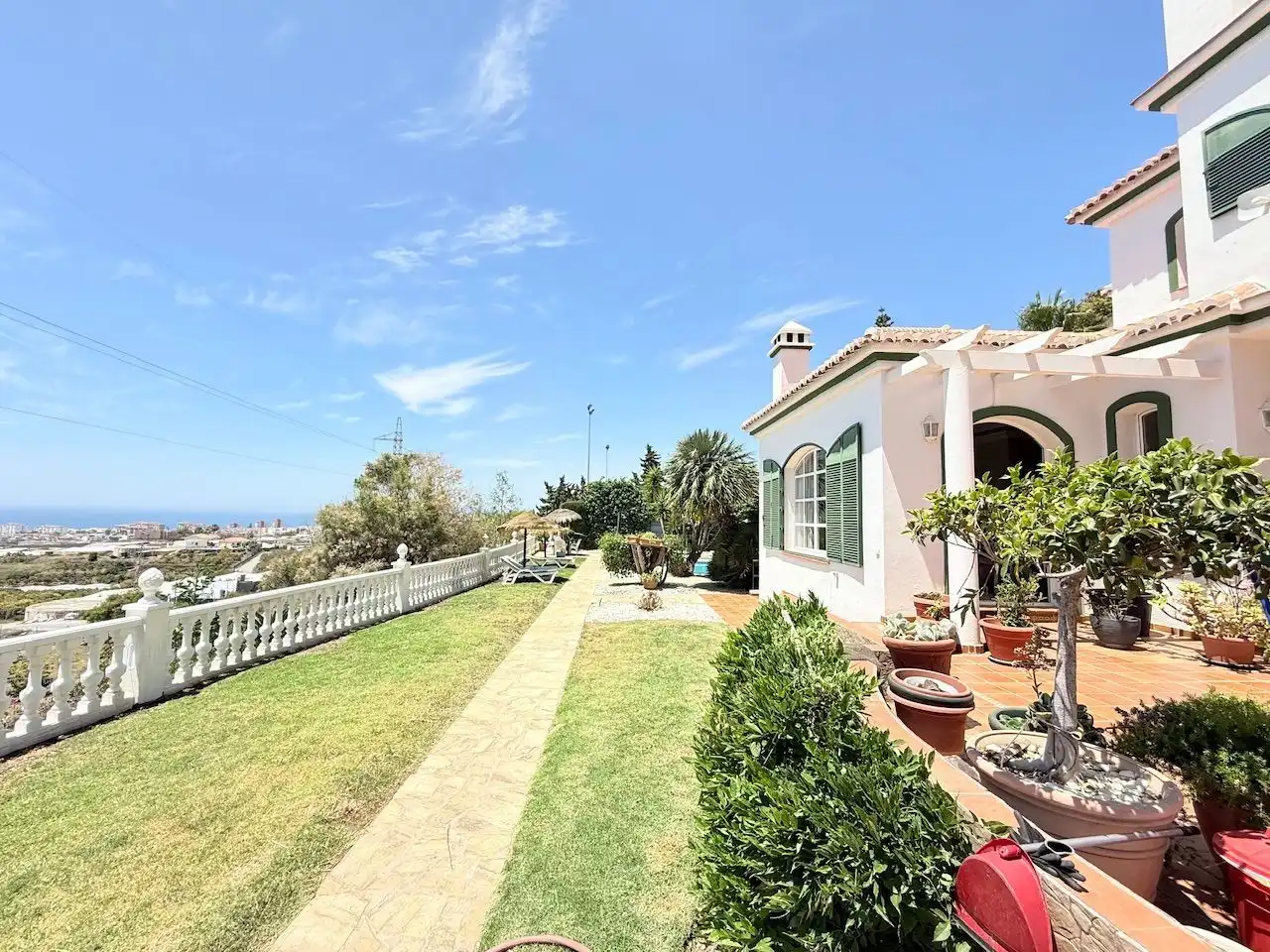 Vista exterior de Casa o xalet en venda en Torrox amb Aire condicionat, Calefacció i Jardí privat