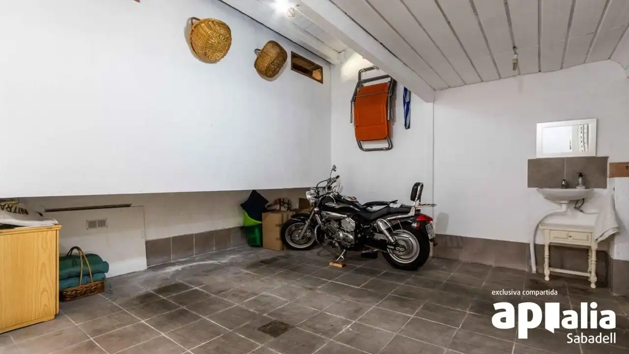 Einfamilien-Reihenhaus zum Verkauf in Terrassa mit Klimaanlage, Heizung und Privatgarten