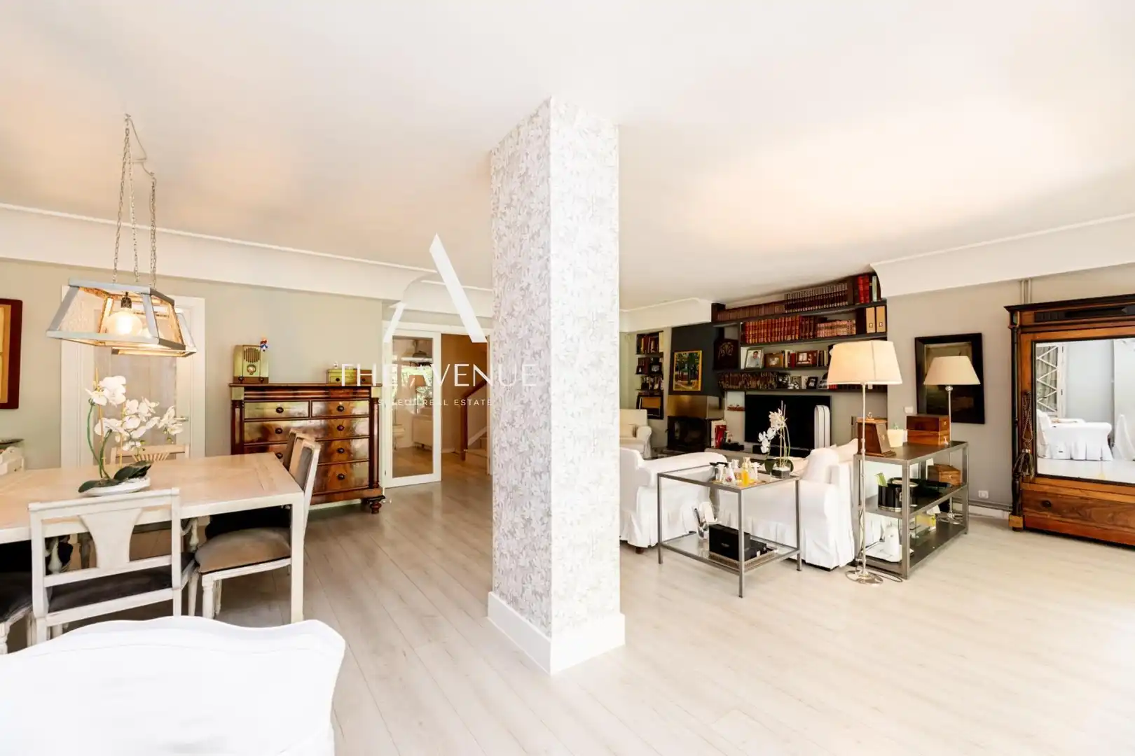 Sala d'estar de Casa adosada en venda en Boadilla del Monte amb Aire condicionat, Calefacció i Jardí privat
