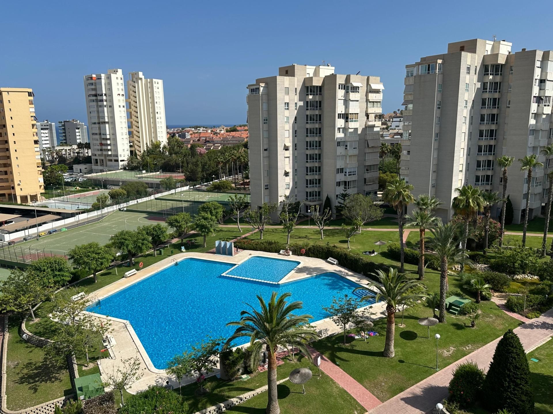 Piscina de Apartament en venda en Alicante / Alacant amb Jardí privat, Terrassa i Piscina comunitària