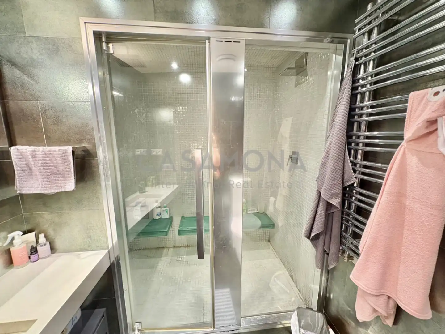Badezimmer von Wohnungen zum Verkauf in Barcelona mit Klimaanlage, Heizung und Balkon