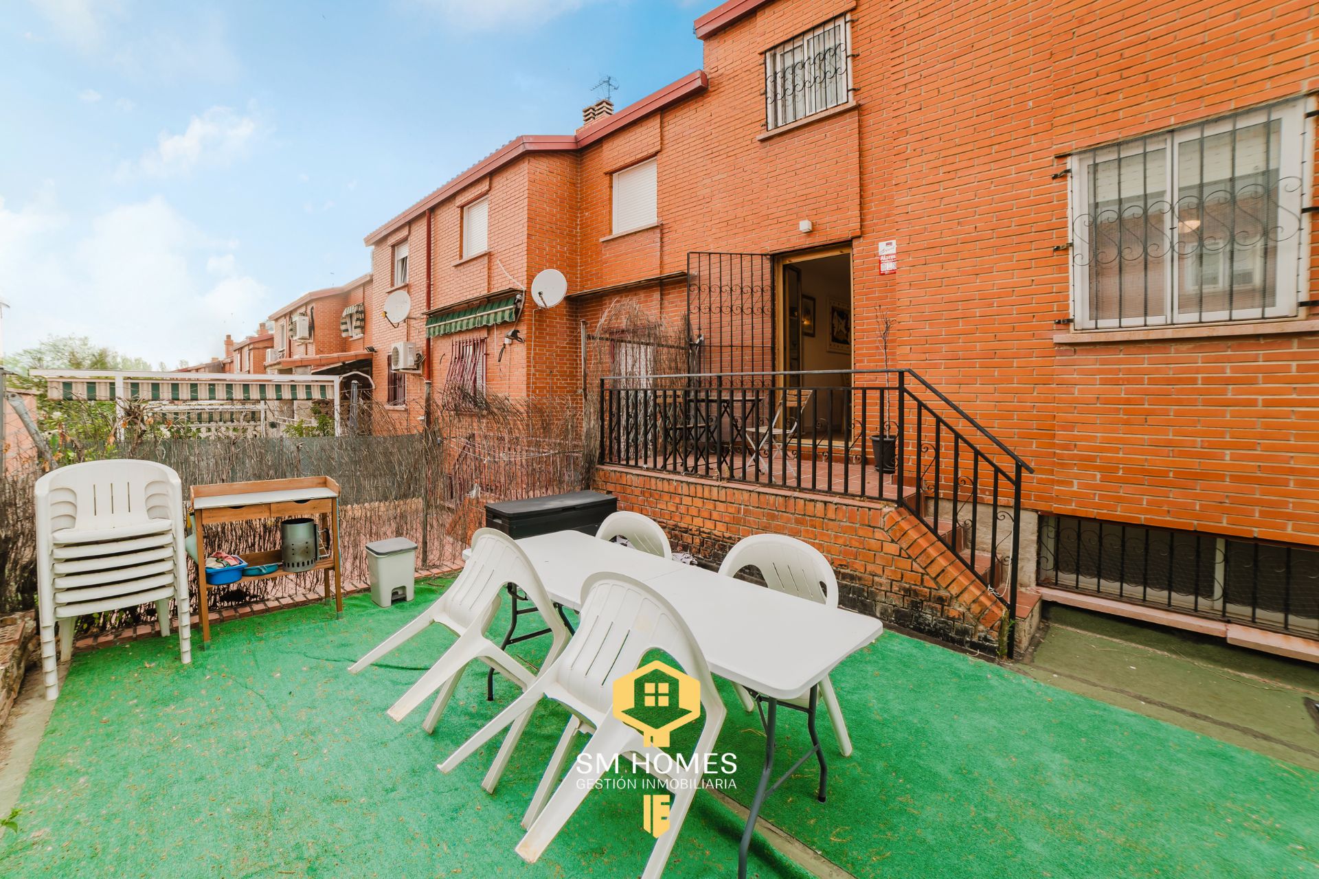 Exterior view of Single-family semi-detached for sale in Mejorada del Campo  with Heating, Private garden and Storage room