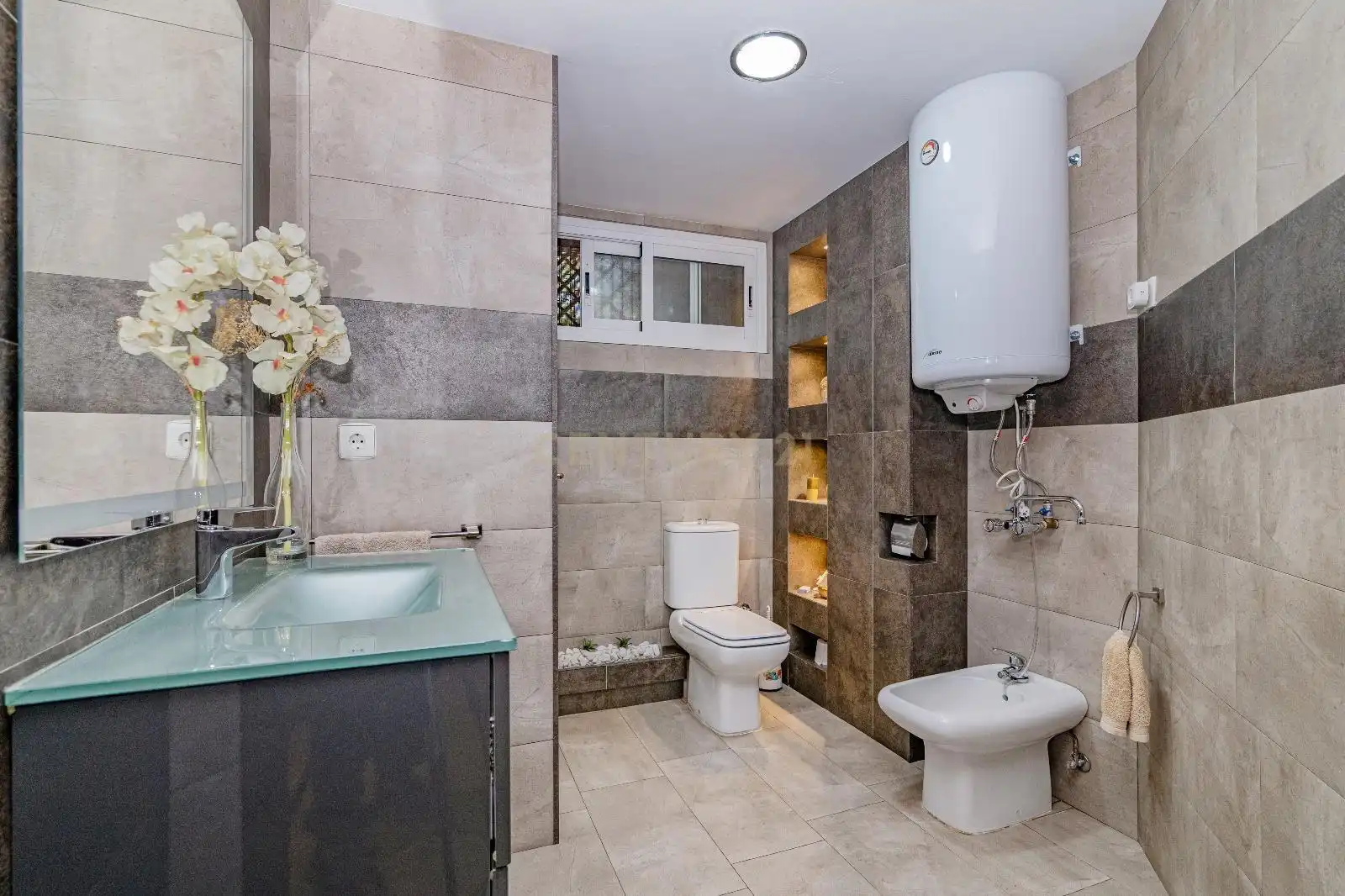 Baño de Apartamento en venta en Granada con Jardín privado, Piscina y Alarma