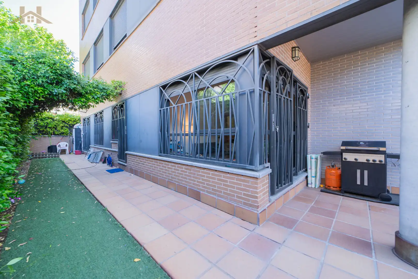 Vista exterior de Planta baja en venta en San Sebastián de los Reyes con Aire acondicionado, Jardín privado y Piscina comunitaria