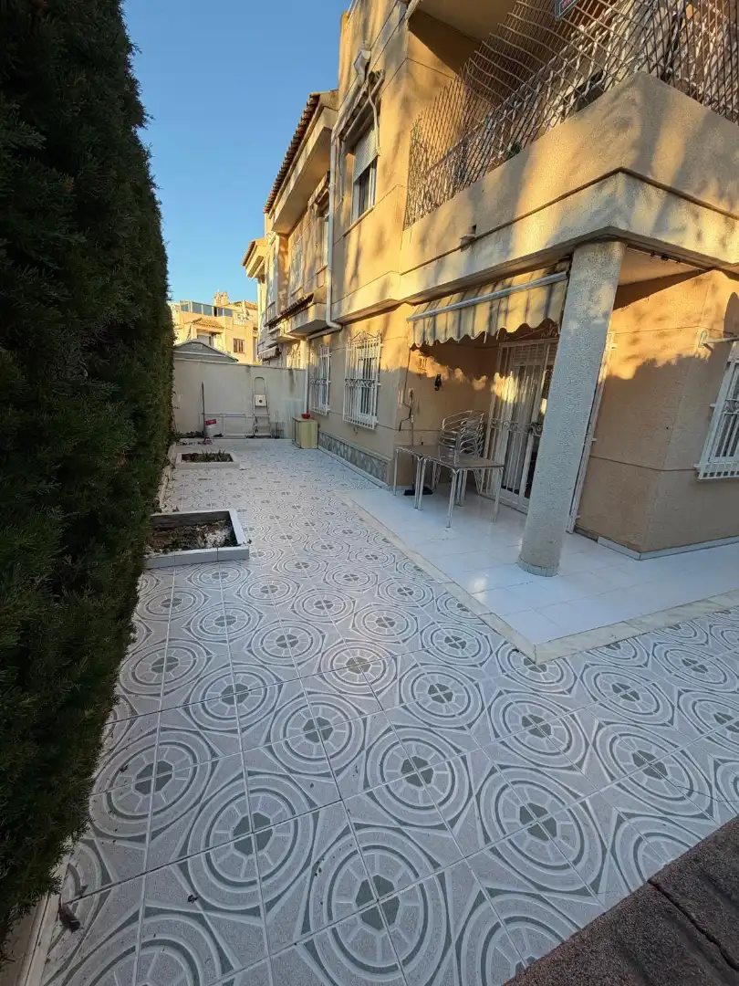 Terrassa de Casa adosada en venda en Torrevieja amb Aire condicionat, Calefacció i Jardí privat
