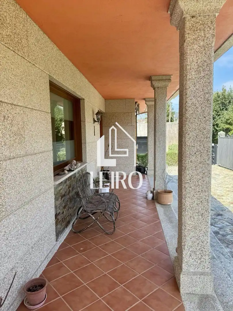 Vista exterior de Casa o xalet en venda en Vilagarcía de Arousa amb Calefacció, Jardí privat i Parquet
